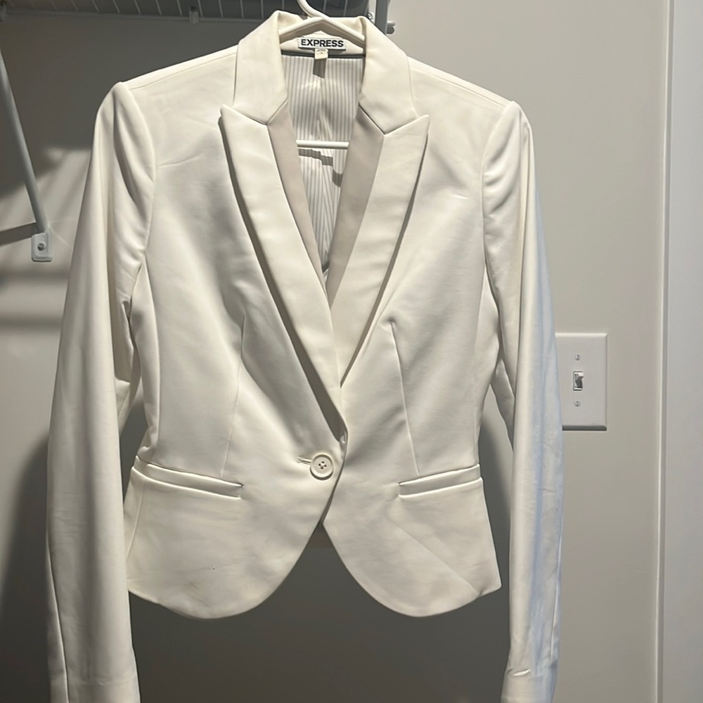 Express suit with two skirts